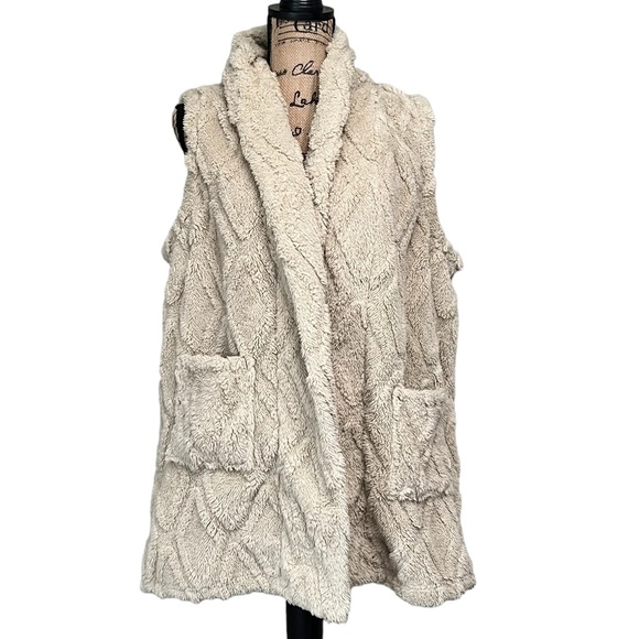 Koolaburra Jackets & Blazers - Koolaburra by Ugg Embossed Sherpa vest size XL